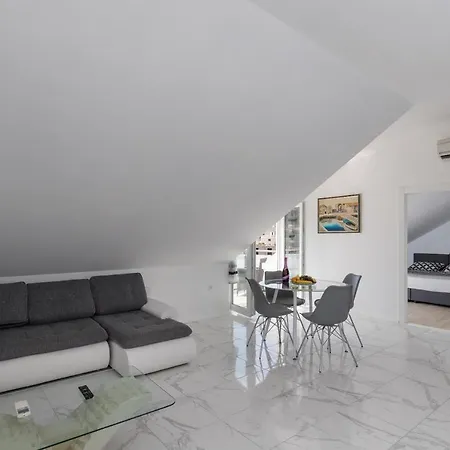 Apartment Hedonist *